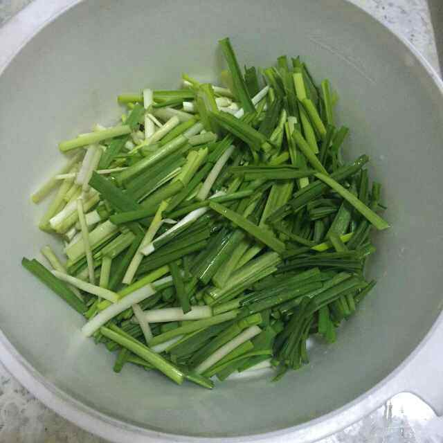 豆芽炒蒜苗步骤2