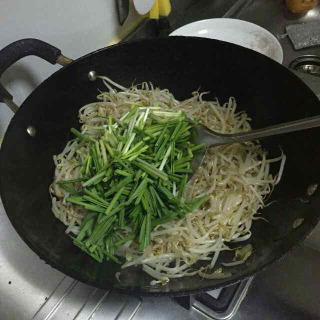 豆芽炒蒜苗步骤5