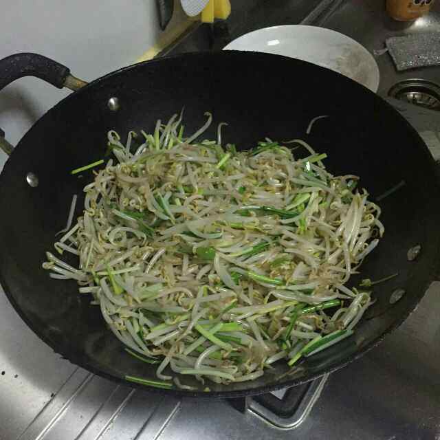 豆芽炒蒜苗步骤6