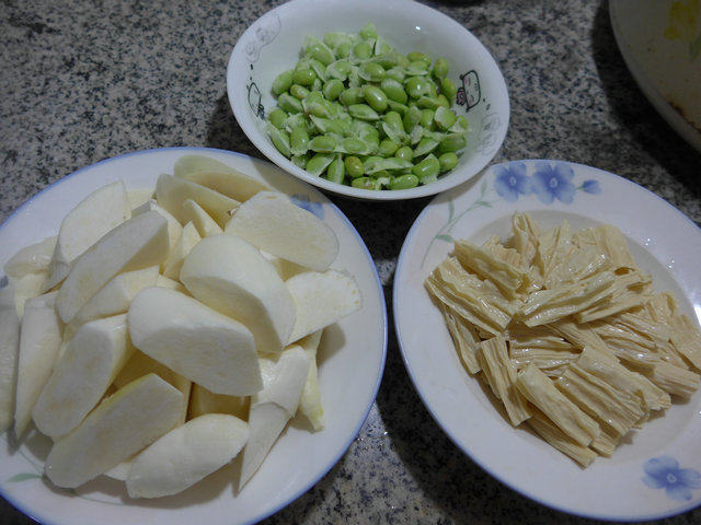毛豆腐竹烧茭白步骤1