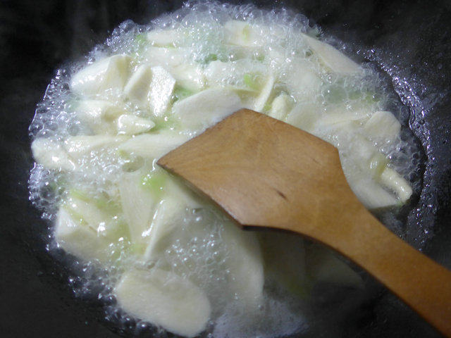 毛豆腐竹烧茭白步骤3