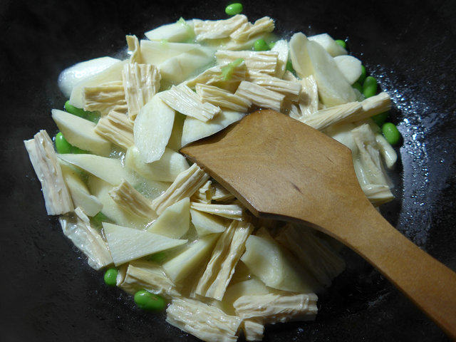 毛豆腐竹烧茭白步骤4