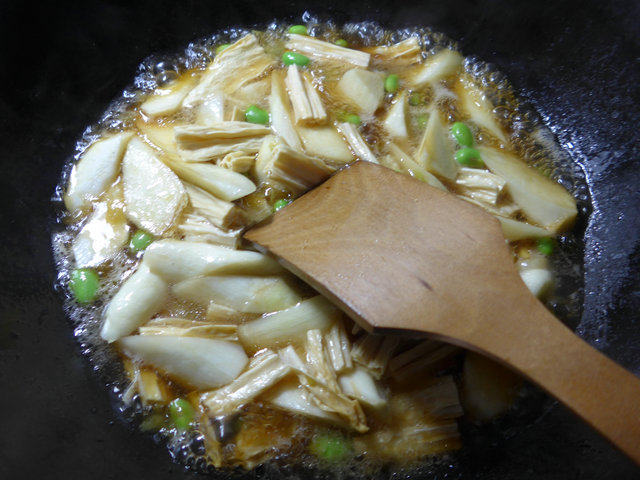 毛豆腐竹烧茭白步骤8