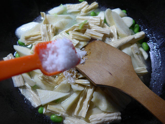 毛豆腐竹烧茭白步骤7