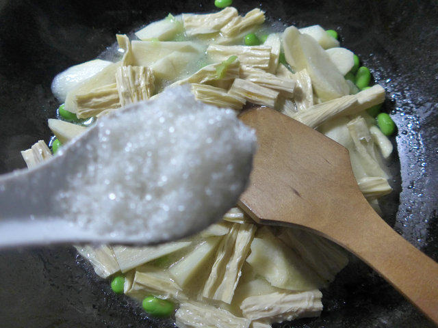 毛豆腐竹烧茭白步骤6