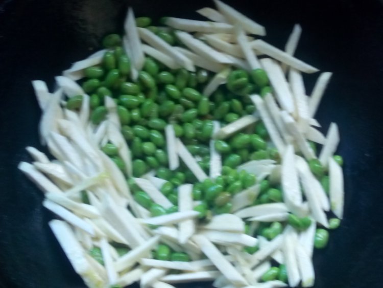 毛豆炒茭白步骤6