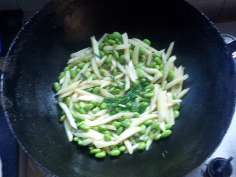 毛豆炒茭白步骤7