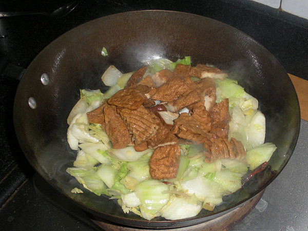 炝炒白菜豆制品步骤7