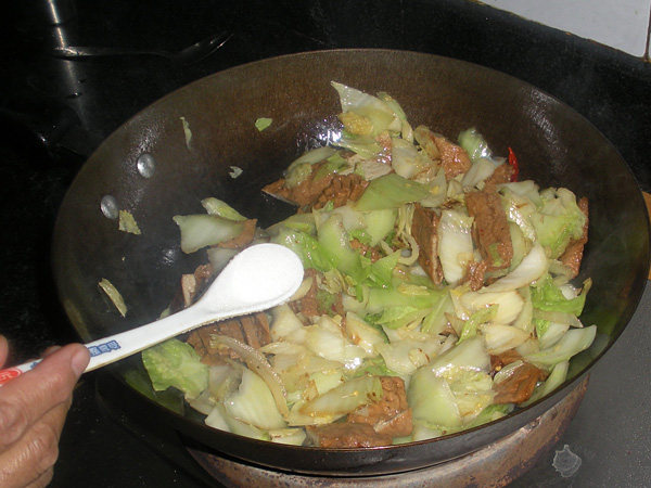 炝炒白菜豆制品步骤8