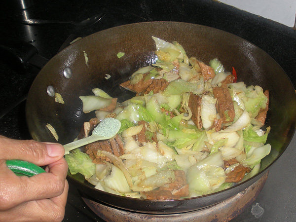 炝炒白菜豆制品步骤9
