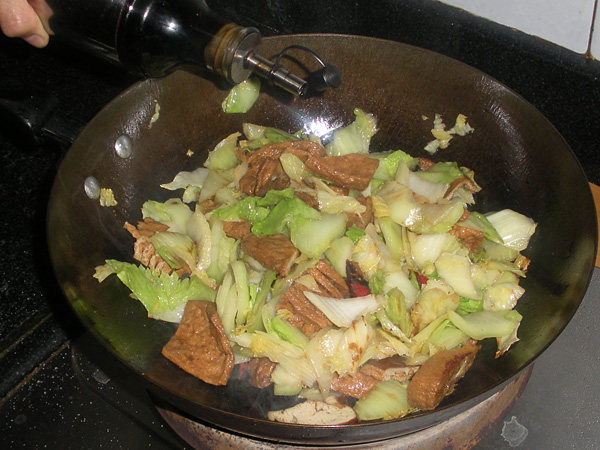 炝炒白菜豆制品步骤10