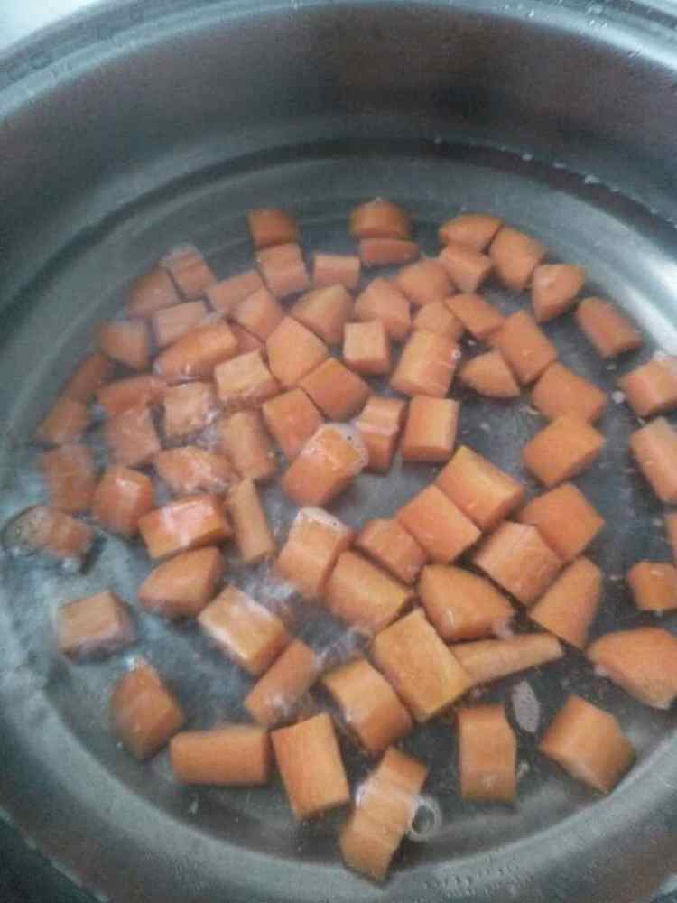 凉拌胡萝卜丁步骤1