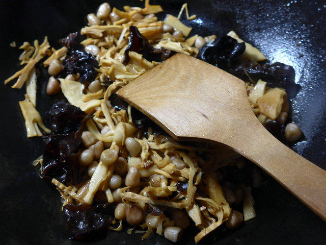 黑木耳花生米炒水笋步骤10