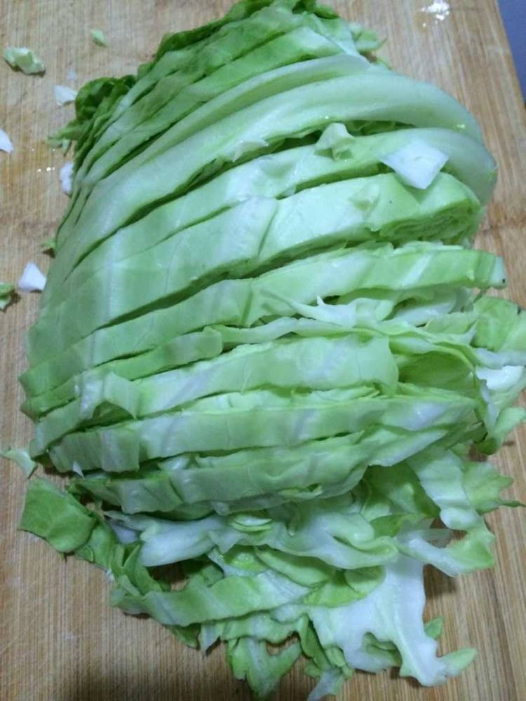 家常辣炒圆白菜步骤1