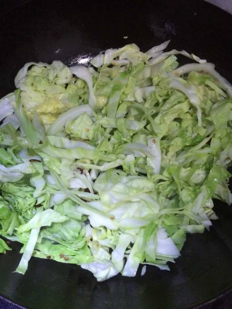 家常辣炒圆白菜步骤3
