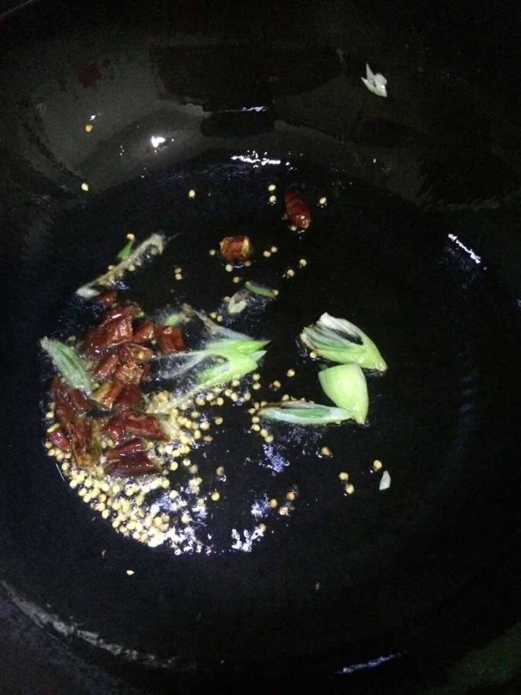 家常辣炒圆白菜步骤2