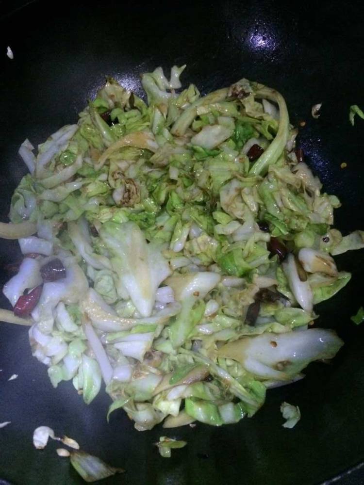 家常辣炒圆白菜步骤5