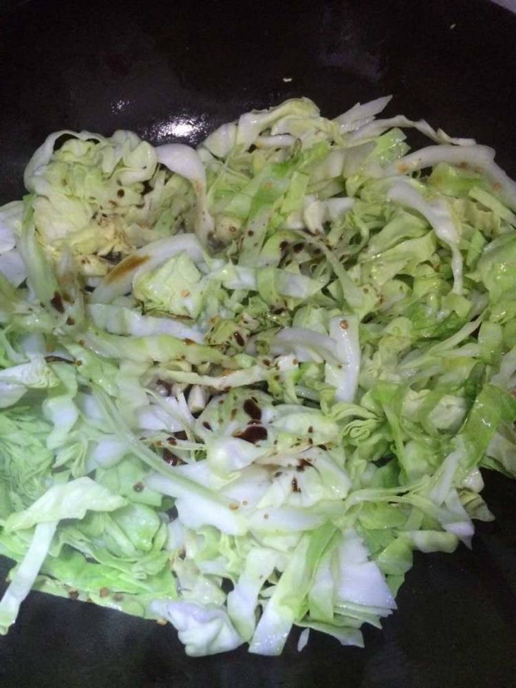 家常辣炒圆白菜步骤4