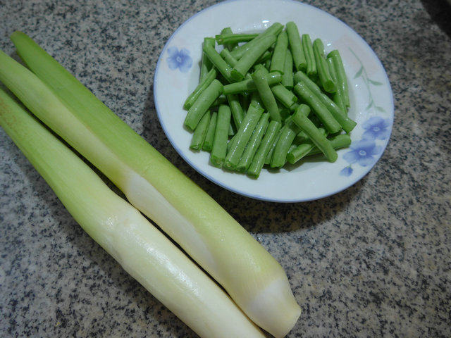 梅豆炒茭白步骤1
