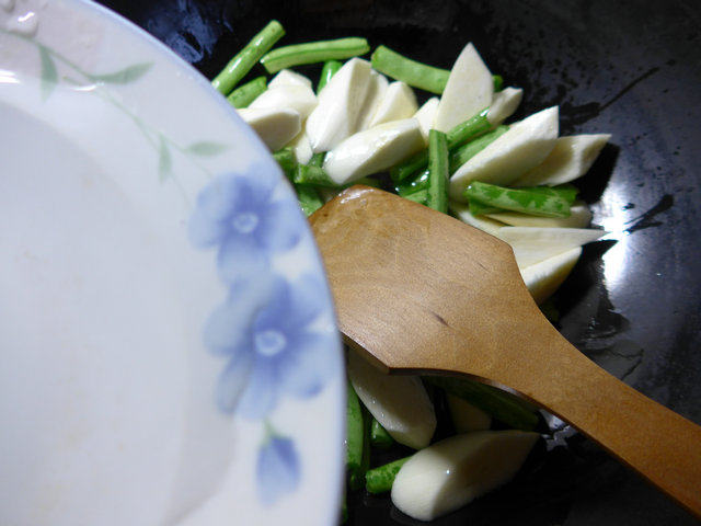 梅豆炒茭白步骤5