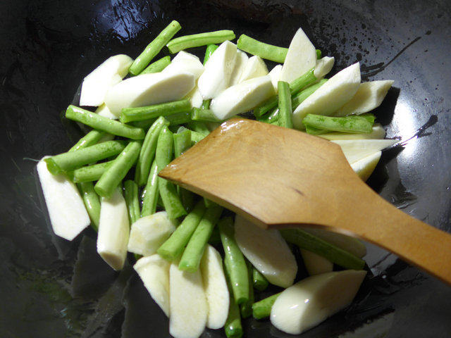 梅豆炒茭白步骤4
