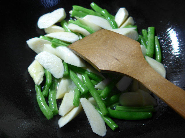 梅豆炒茭白步骤6