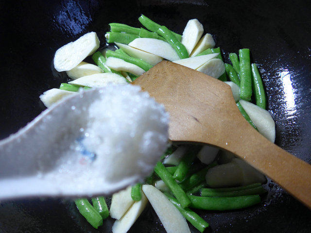 梅豆炒茭白步骤8