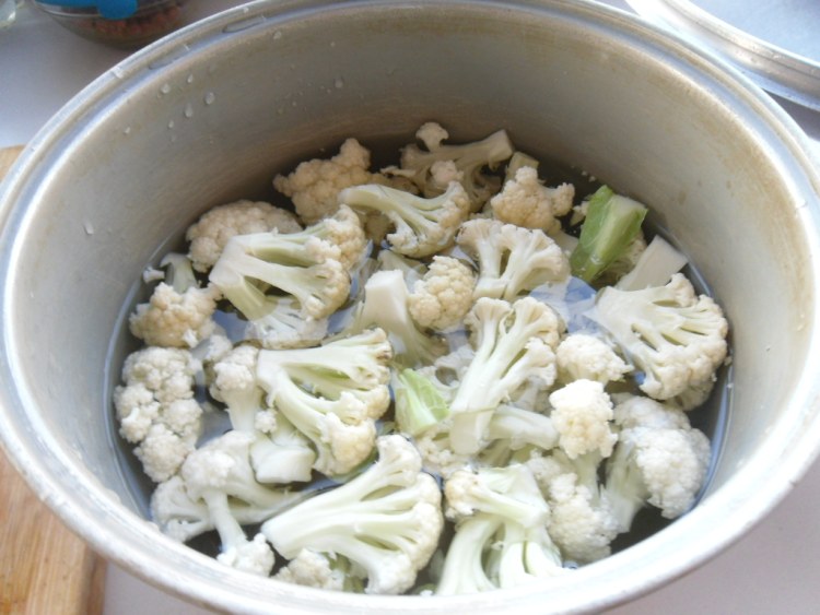 胡萝卜烧花菜步骤2