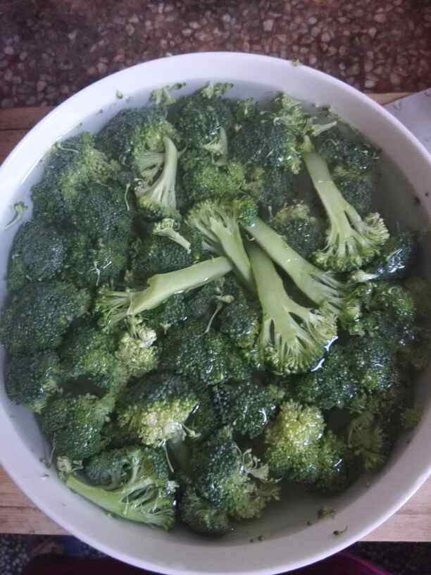 素炒西兰花步骤1