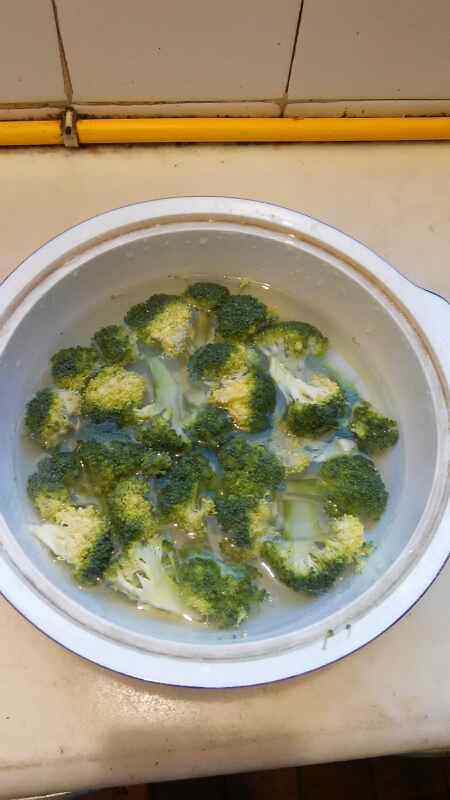 西兰花冻豆腐步骤2