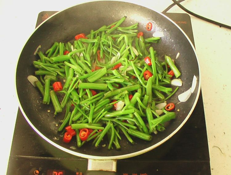 炝炒空心菜杆步骤4