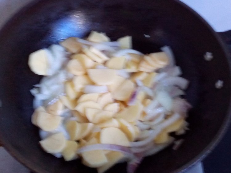 土豆洋葱煮咖喱步骤4