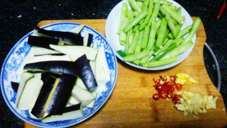 豆角炒茄子步骤2