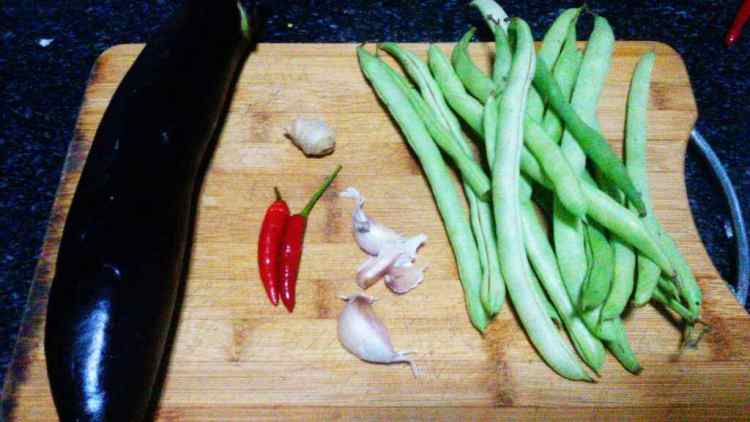 豆角炒茄子步骤1