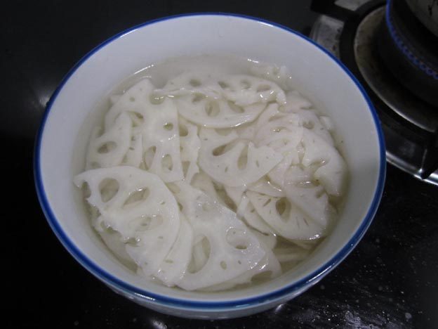 炝拌藕片步骤3