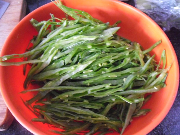鲜味扁豆丝步骤2