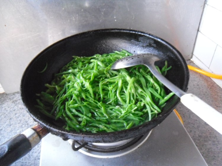 鲜味扁豆丝步骤4