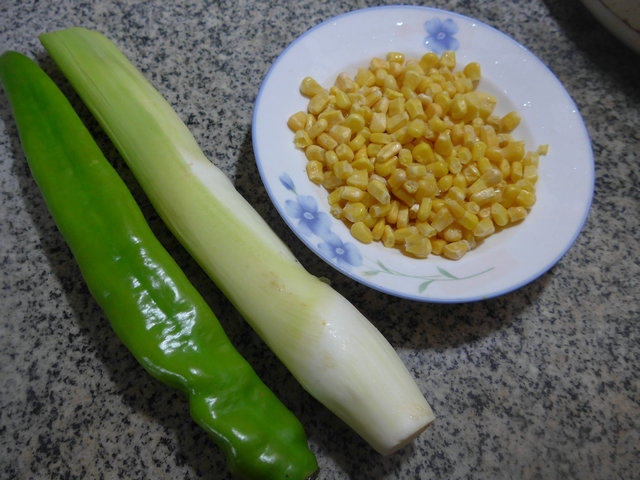 尖椒茭白炒玉米粒步骤1