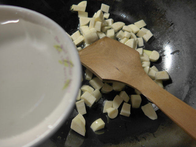 尖椒茭白炒玉米粒步骤7