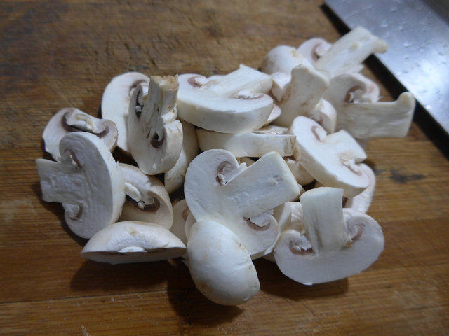 蘑菇炒菠菜步骤2