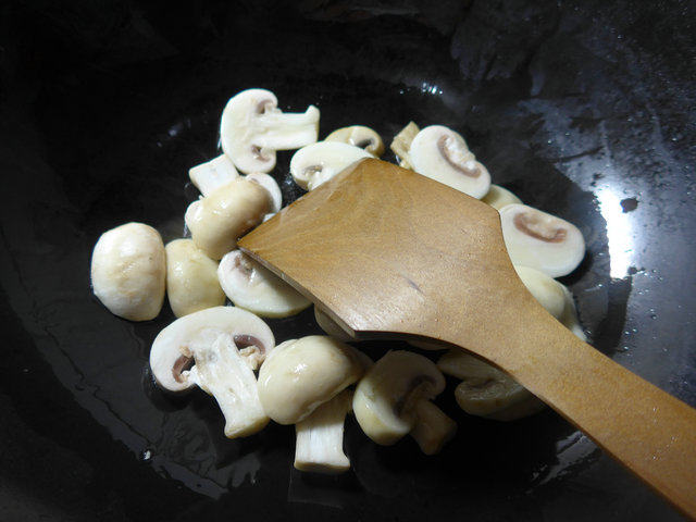 蘑菇炒菠菜步骤4
