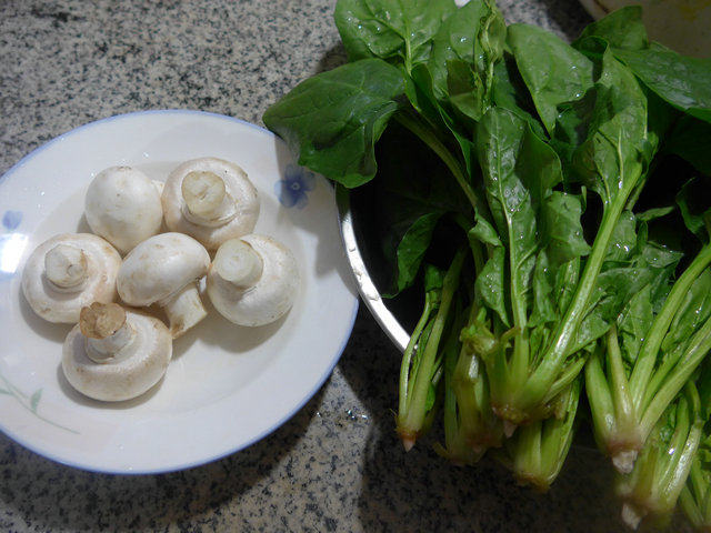 蘑菇炒菠菜步骤1