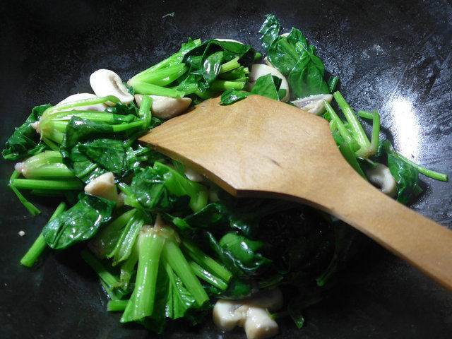 蘑菇炒菠菜步骤7