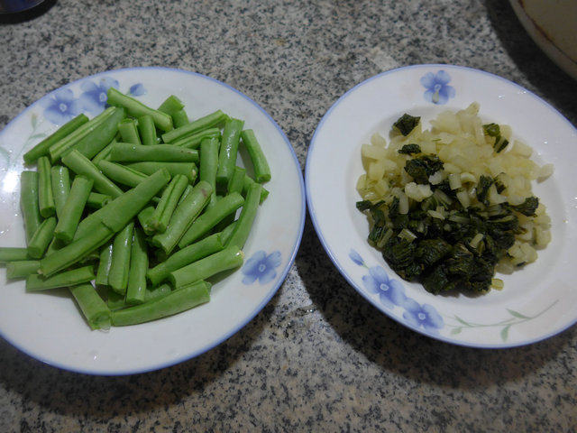腌白菜炒梅豆步骤1