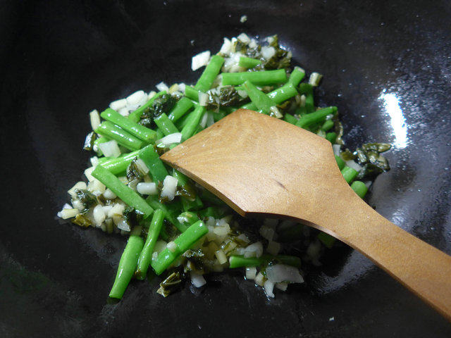 腌白菜炒梅豆步骤7