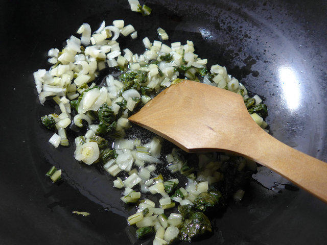 腌白菜炒梅豆步骤3