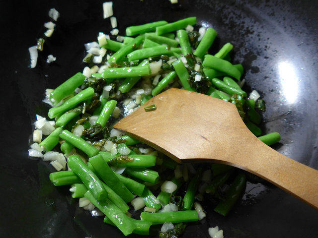 腌白菜炒梅豆步骤4