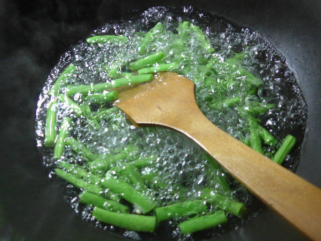 腌白菜炒梅豆步骤2