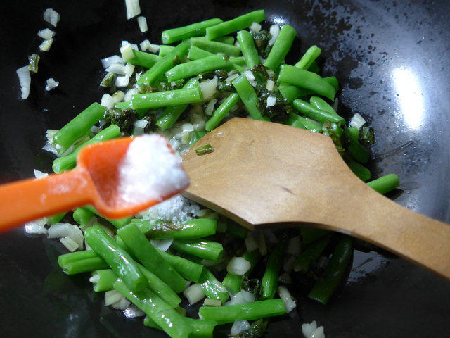 腌白菜炒梅豆步骤6