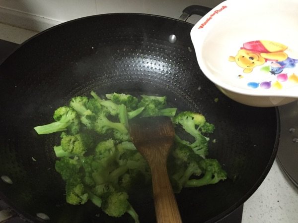 热炒西蓝花步骤6